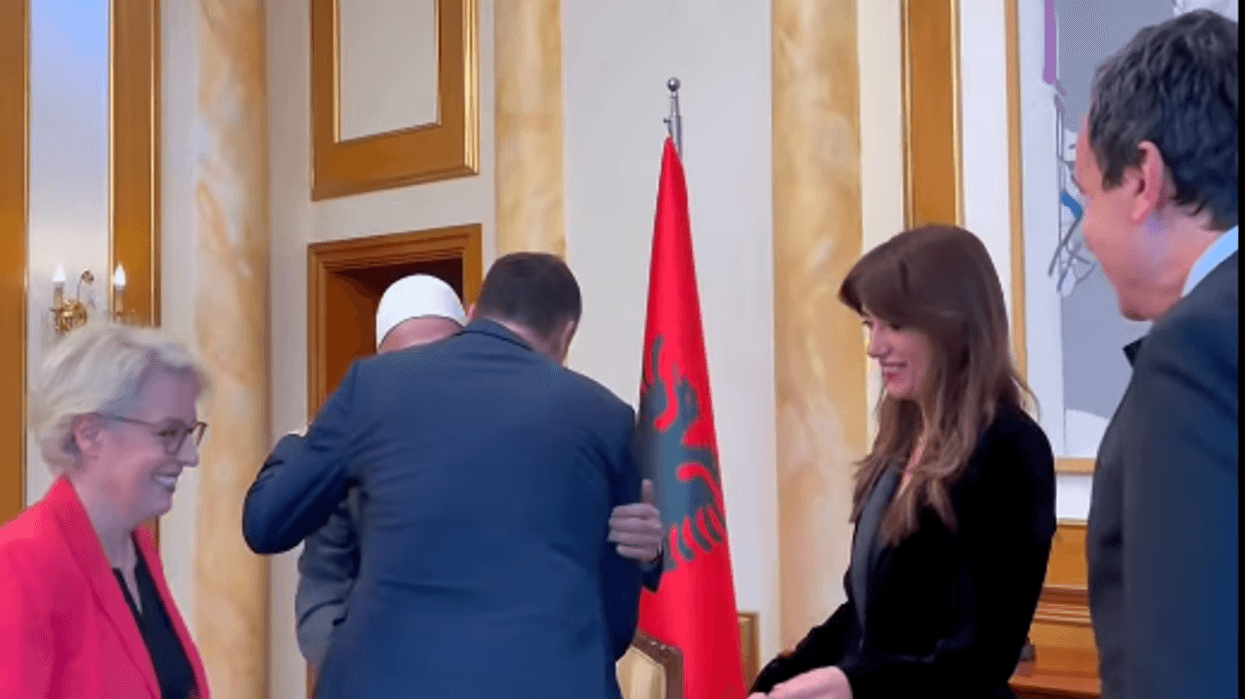 Haxhiu, Kurti, Konjufca e Gërvalla takojnë Rifat Jasharin para seancës solemne për Epopenë e UÇK-së Haxhiu, Kurti, Konjufca e Gërvalla takojnë Rifat Jasharin para seancës solemne për Epopenë e UÇK-së