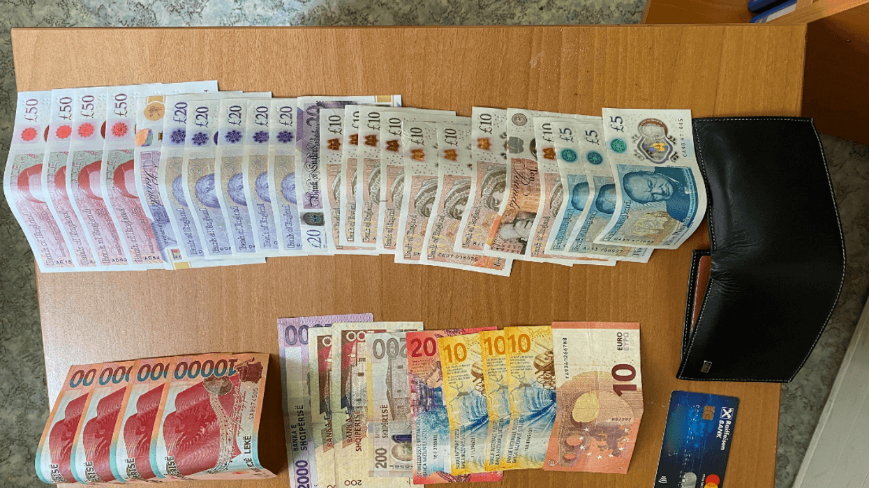 Gjen kuletë me para, qytetari nga Istogu e dorëzon në polici Gjen kuletë me para, qytetari nga Istogu e dorëzon në polici