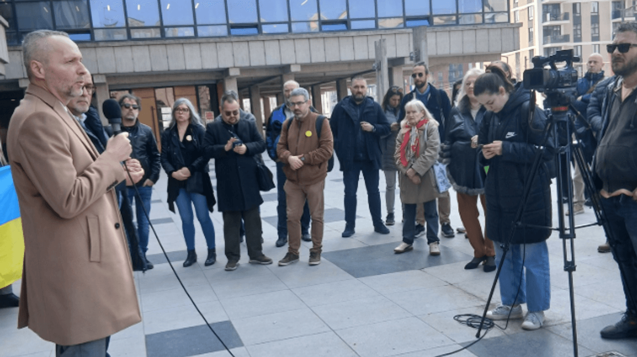 Avokati që ngriti alarmin për rolin e presidentit serb në “Sarajevo Safari” në paraburgim – protestë në Beograd kundër regjimit të Vuçiqit Avokati që ngriti alarmin për rolin e presidentit serb në “Sarajevo Safari” në paraburgim – protestë në Beograd kundër regjimit të Vuçiqit
