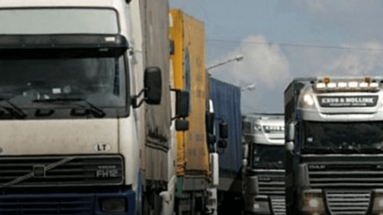 Aksion kontrollues në gjithë shtetin, gjoba për 37 shoferë të kamionëve Aksion kontrollues në gjithë shtetin, gjoba për 37 shoferë të kamionëve