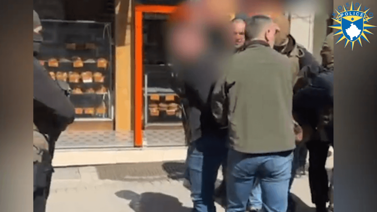 Kërkuan marrjen e shtëpisë dhe dy lokaleve, arrestohen në flagrancë dy persona në Prizren për fajde Kërkuan marrjen e shtëpisë dhe dy lokaleve, arrestohen në flagrancë dy persona në Prizren për fajde