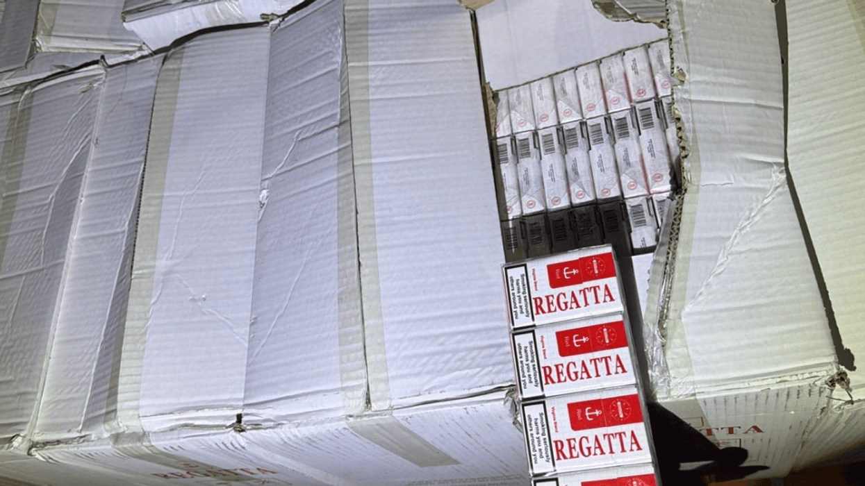 Sekuestrohen cigare pa banderola në garazhin e një shtëpie në Prishtinë me vlerë prej rreth 15 mijë euro Sekuestrohen cigare pa banderola në garazhin e një shtëpie në Prishtinë me vlerë prej rreth 15 mijë euro