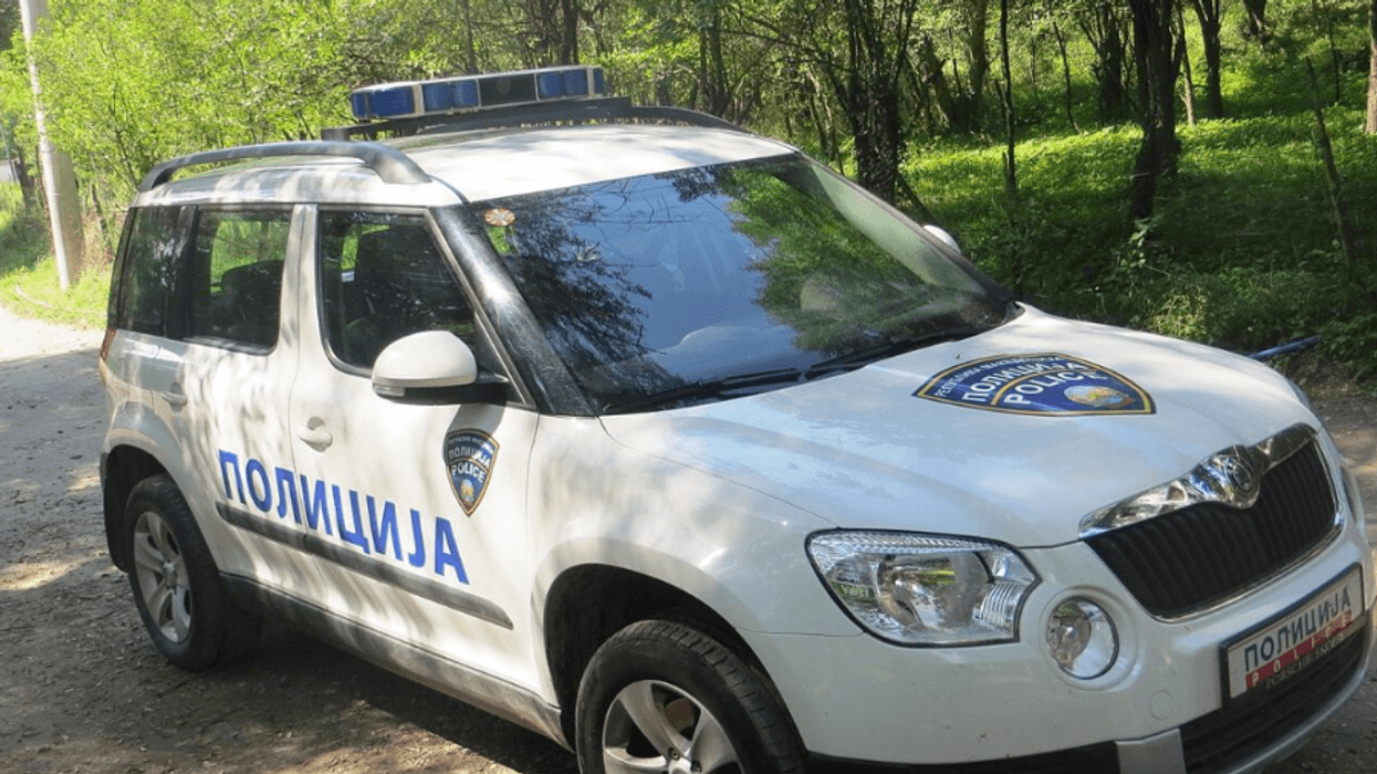 Shoferi i dehur godet automjetin e policisë, lëndohen tre persona