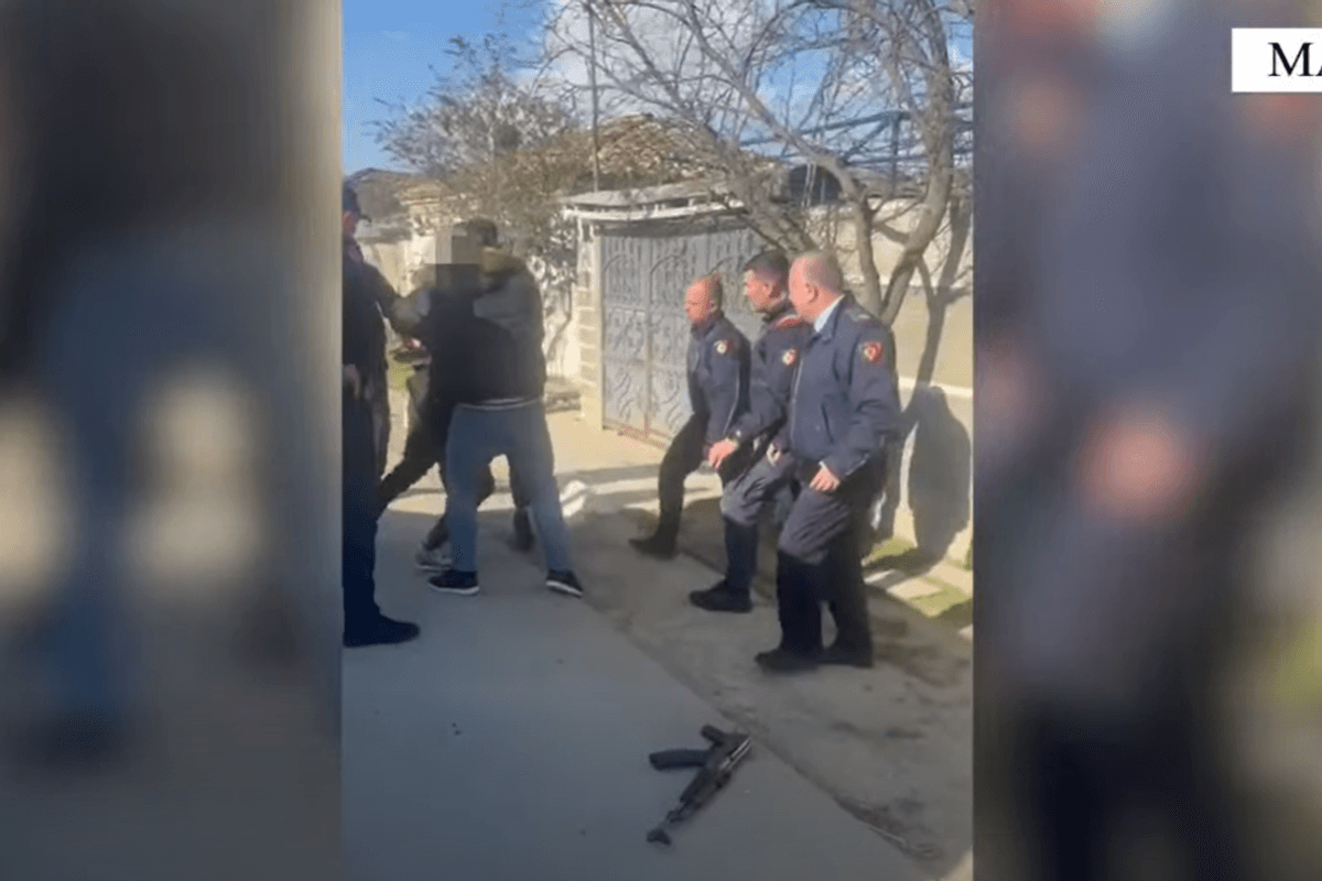 Qëllonte me armë zjarri duke terrorizuar banorët, arrestohet 40 vjeçari në Maliq Qëllonte me armë zjarri duke terrorizuar banorët, arrestohet 40 vjeçari në Maliq