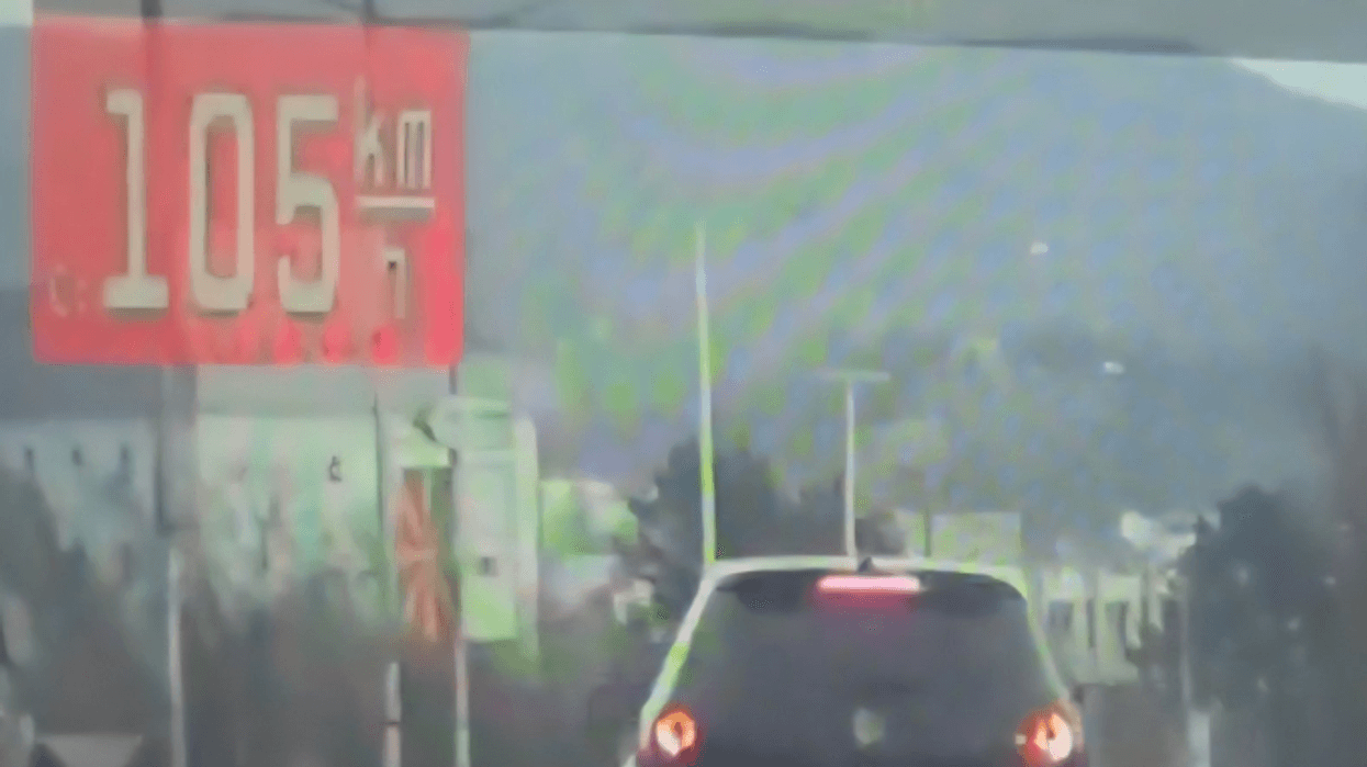 Në zonë urbane u kap duke drejtuar automjetin me 105 km/orë, sanksionohet shoferi 21-vjeçar nga Shtipi