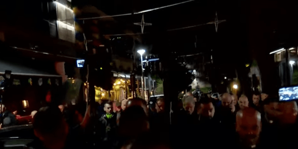 Berisha ndihet keq nga gazi lotësjellës, truprojat e rrethojnë dhe e largojnë menjëherë drejt shtëpisë Berisha ndihet keq nga gazi lotësjellës, truprojat e rrethojnë dhe e largojnë menjëherë drejt shtëpisë