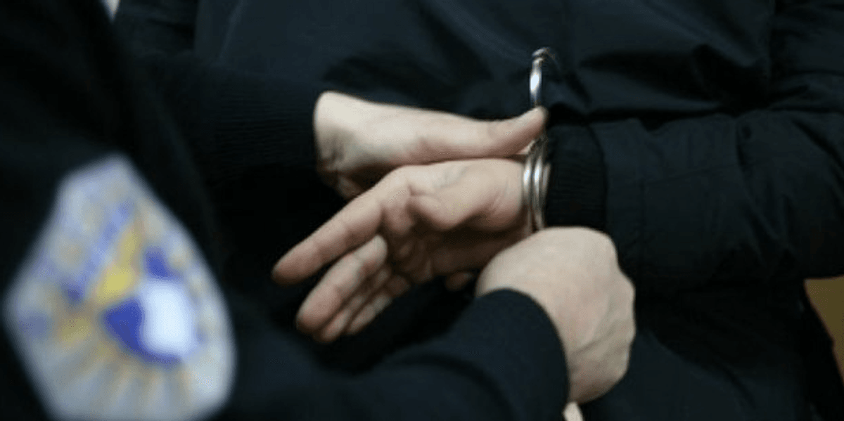 Kanosi një person në Fushë Kosovë, konfiskohet një pistolet dhe municion Kanosi një person në Fushë Kosovë, konfiskohet një pistolet dhe municion