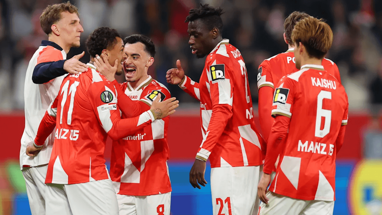 Futbollisti i Mainz u detyrua të shkonte në banjo në mes të ndeshjes, banka rezervën mbetën të hutuar Futbollisti i Mainz u detyrua të shkonte në banjo në mes të ndeshjes, banka rezervën mbetën të hutuar