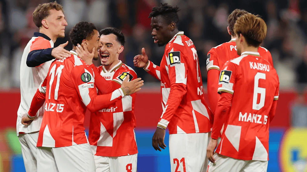 Futbollisti i Mainz u detyrua të shkonte në banjo në mes të ndeshjes, banka rezervën mbetën të hutuar