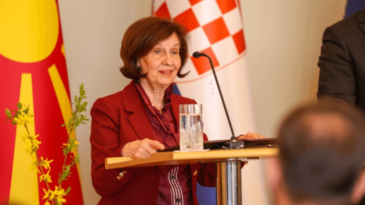 Siljanovska-Davkova: Rreth 80% e qytetarëve nuk duan ta ndryshojnë Kushtetutën, ndërsa 70% janë për anëtarësim në BE Siljanovska-Davkova: Rreth 80% e qytetarëve nuk duan ta ndryshojnë Kushtetutën, ndërsa 70% janë për anëtarësim në BE