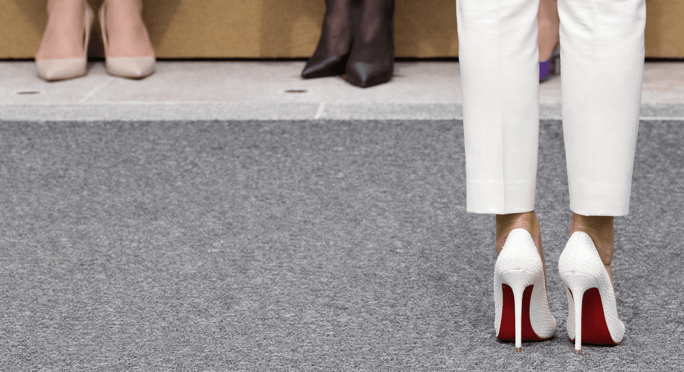 Kjo është historia e këpucëve të Melania Trump që konsiderohen “fuqi e pastër”