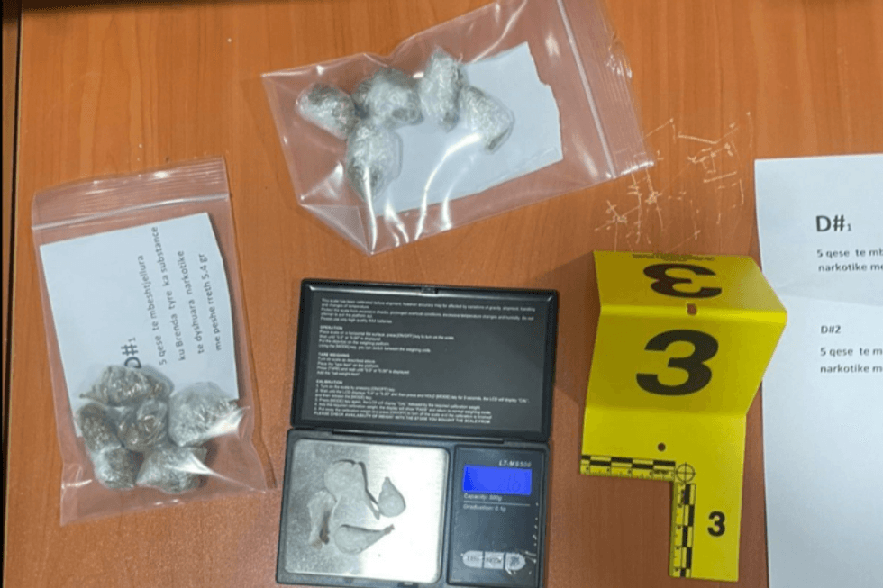 Posedim dhe shitje e narkotikëve - arrestohen dy të dyshuar në Mitrovicë