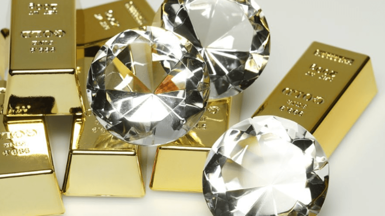 Dyshohet se vodhi 9 kg ari - sekuestrohet një diamant dhe armë në një banesë në Prishtinë Dyshohet se vodhi 9 kg ari - sekuestrohet një diamant dhe armë në një banesë në Prishtinë