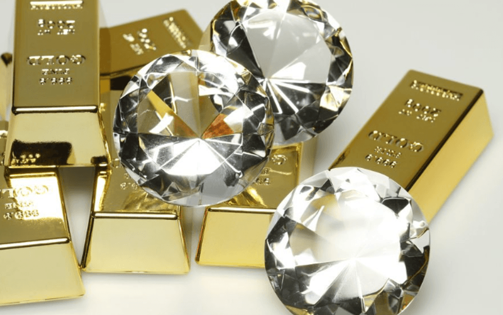 Dyshohet se vodhi 9 kg ari - sekuestrohet një diamant dhe armë në një banesë në Prishtinë