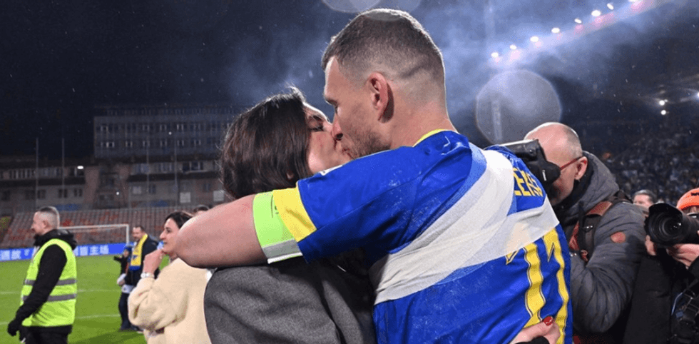 Pas fitores ndaj Italisë, Dzeko hidhet në krahët e gruas dhe shkëmbejnë puthje pasionante