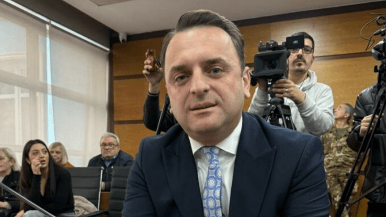 Mehmeti kundërshton taksën prej 10 eurosh për automjetet jashtë Prishtinës, e quan shkelje të barazisë Mehmeti kundërshton taksën prej 10 eurosh për automjetet jashtë Prishtinës, e quan shkelje të barazisë