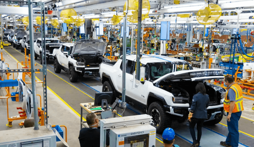 GM ndalon përkohësisht prodhimin e dy EV-ve, 1,300 punonjës dërgohen në shtëpi