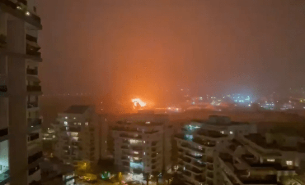 Pamje që thuhet se tregojnë një projektil që goditi zonën qendrore të Izraelit – dhe shpërthimi ishte i madh