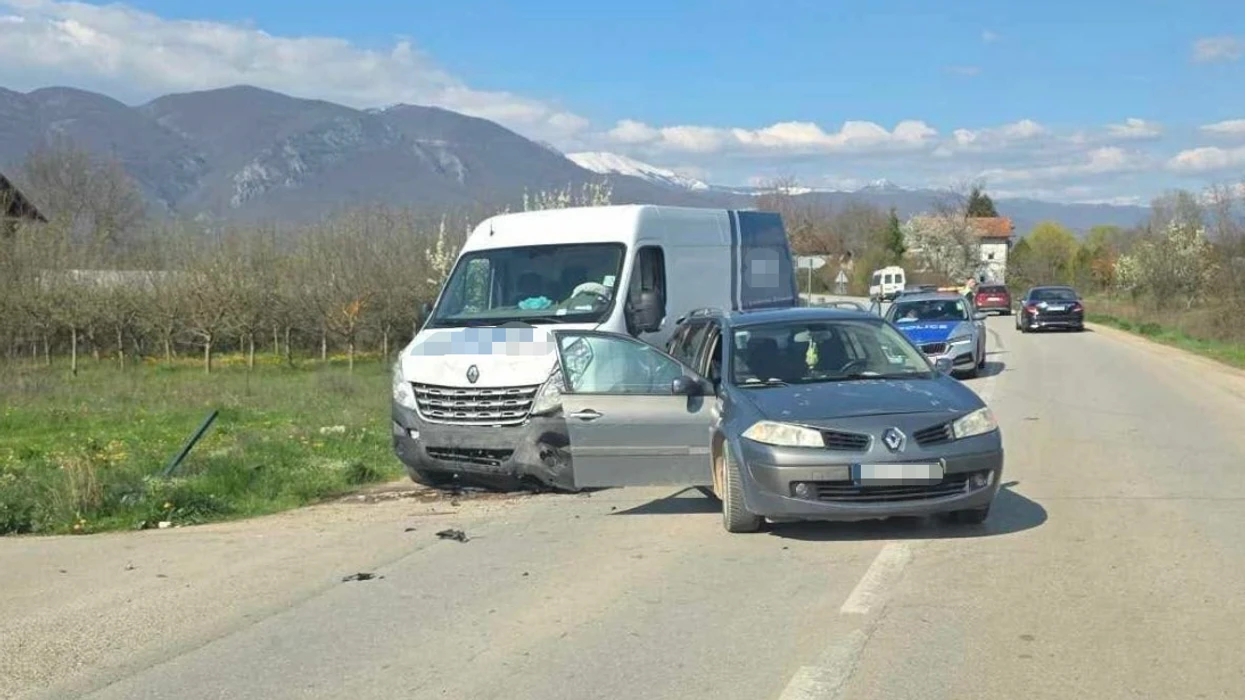 Lëndohen pesë persona nga aksidenti mes dy veturave në Tomoc të Istogut