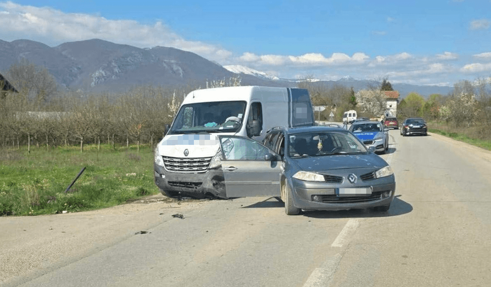 Lëndohen pesë persona nga aksidenti mes dy veturave në Tomoc të Istogut