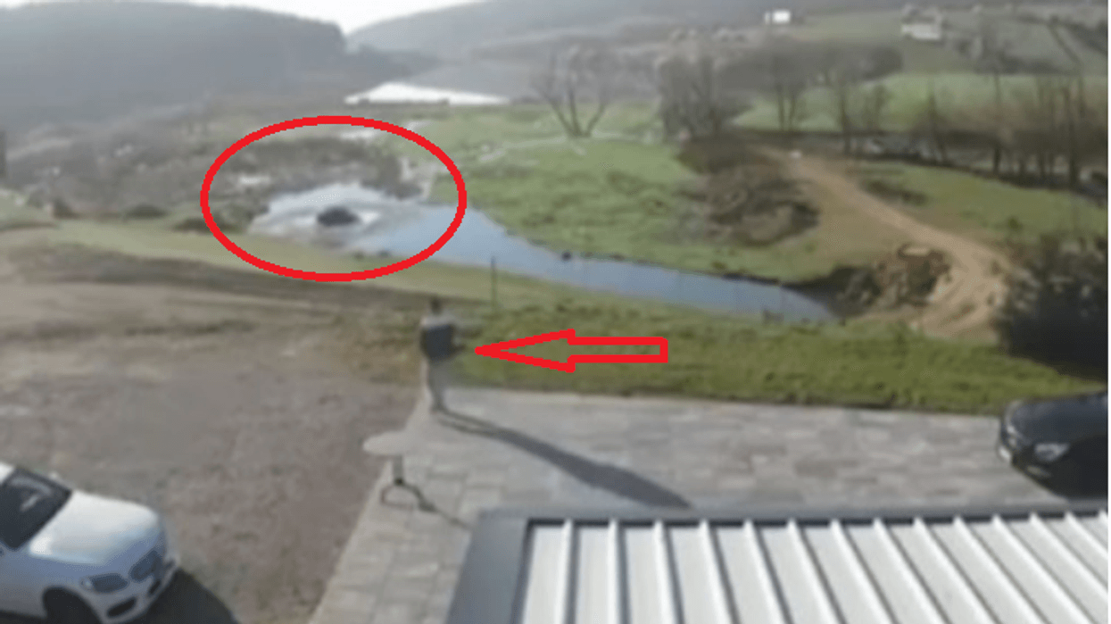 Qytetari hero shpëton gruan që ra me veturë në liqenin e Livoçit (Video) Qytetari hero shpëton gruan që ra me veturë në liqenin e Livoçit (Video)