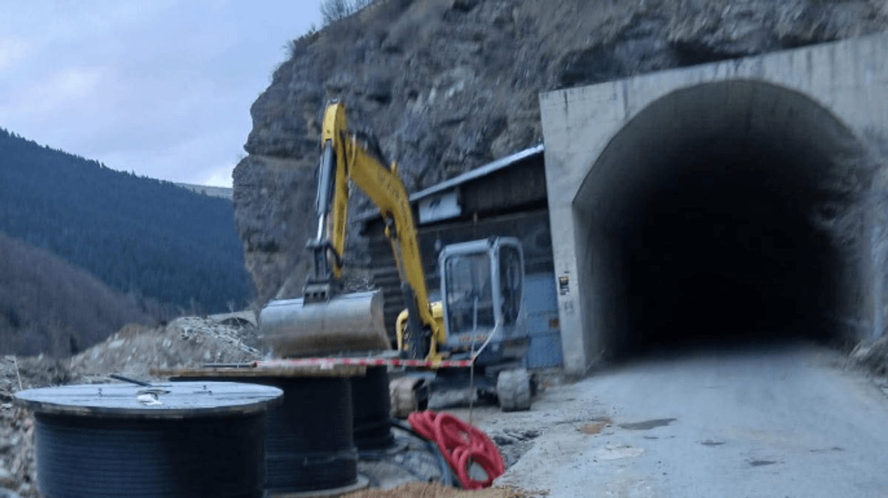 Punime në rrjetin elektrik në Restelicë të Dragashit, kufizohet qarkullimi i automjeteve