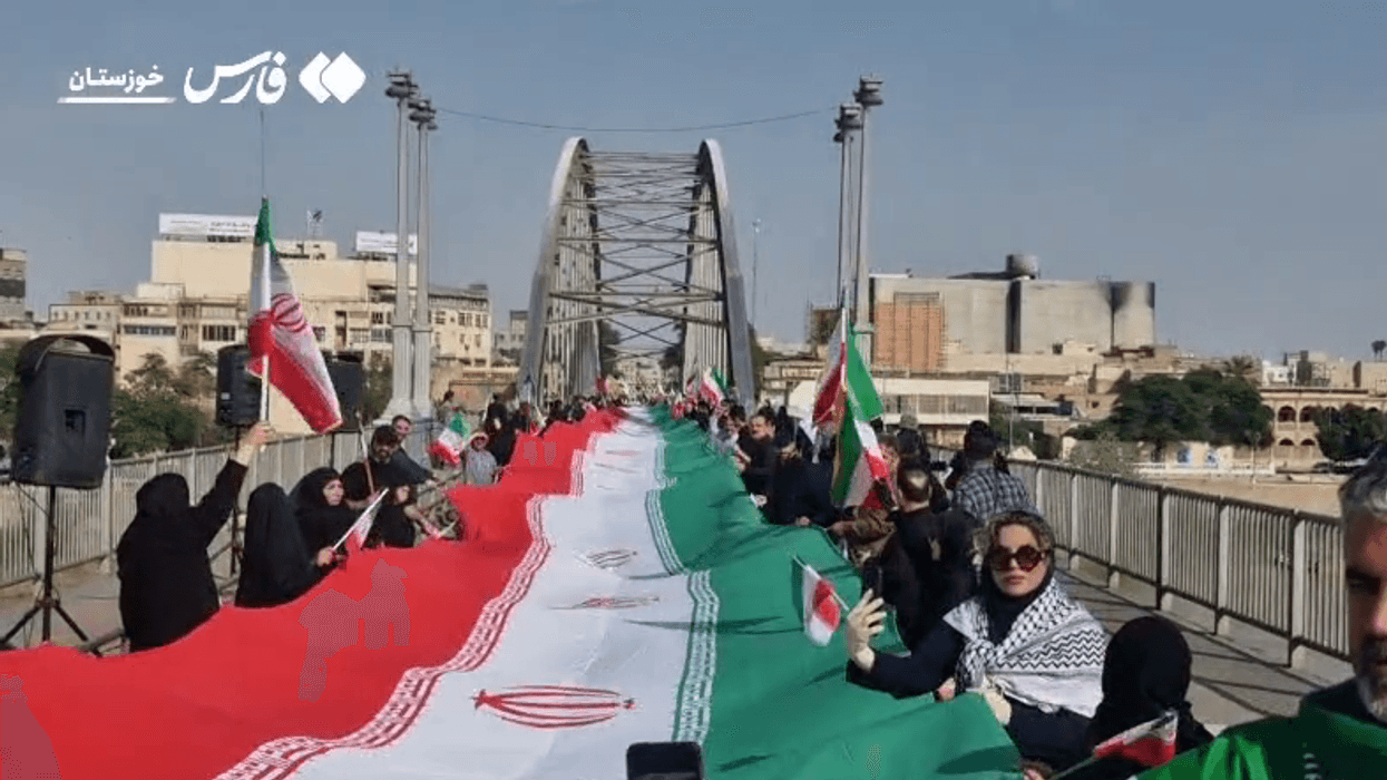Iranianët formojnë 'zinxhirë njerëzorë' në termocentrale dhe ura Iranianët formojnë 'zinxhirë njerëzorë' në termocentrale dhe ura