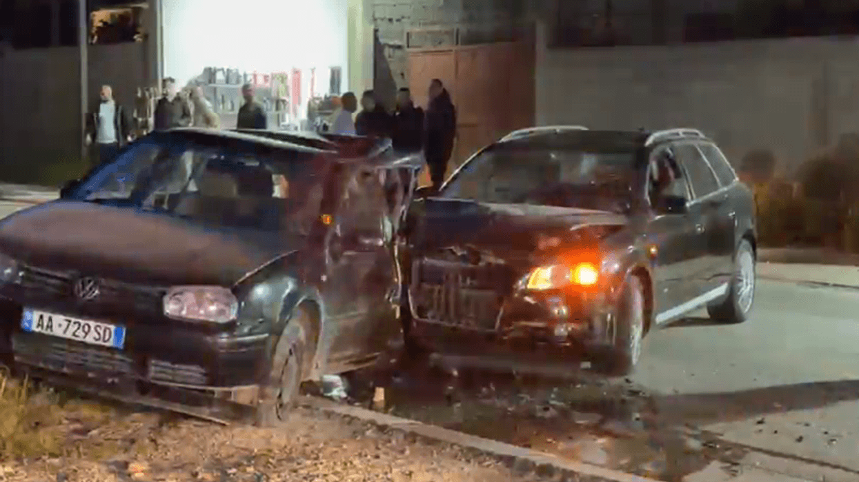 Aksident në Fier, shoferi tenton të largohet dhe përplaset me automjetin e parkuar