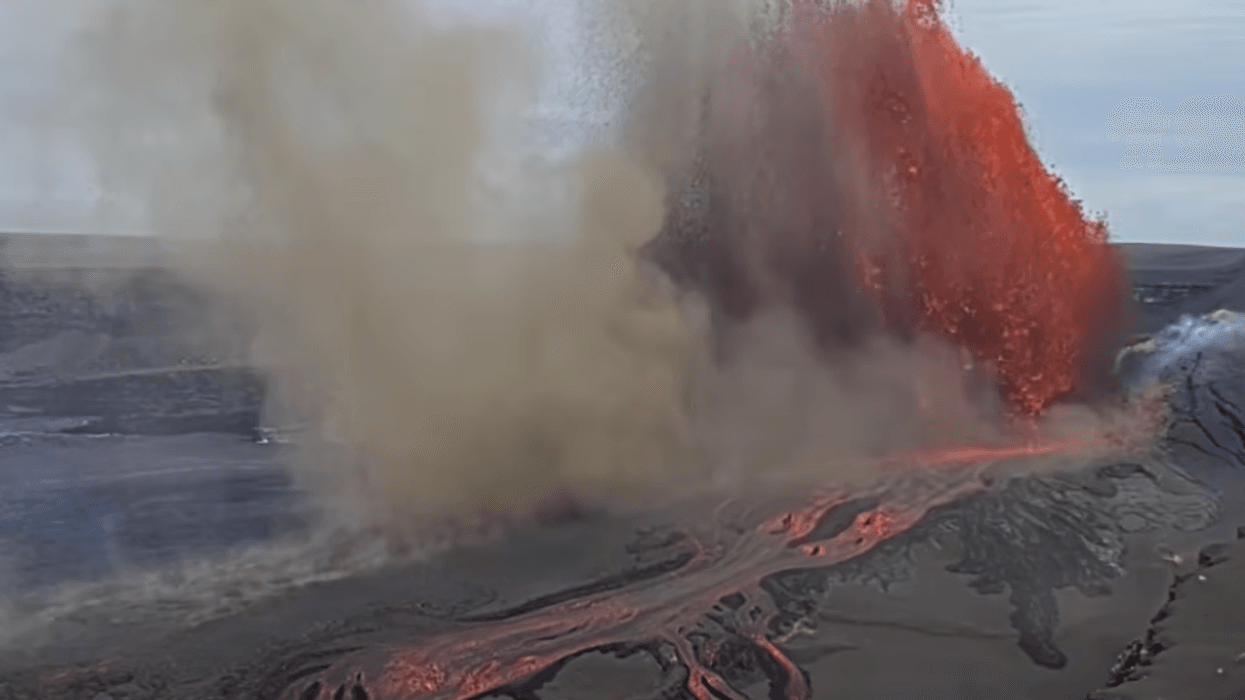 Shpërthen vullkani Kilauea në Hawaii, llava shkon mbi 200 metra në ajër Shpërthen vullkani Kilauea në Hawaii, llava shkon mbi 200 metra në ajër