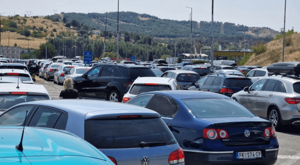 Mbi 16,000 shtetas të Maqedonisë janë larguar nga vendi për fundjavën e zgjatur