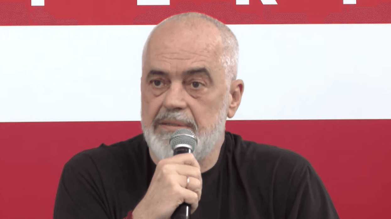 Rama në Fier te një kompani nga Koreja e Jugut: Shqipëria synon 1.6 miliardë euro investime të huaja Rama në Fier te një kompani nga Koreja e Jugut: Shqipëria synon 1.6 miliardë euro investime të huaja