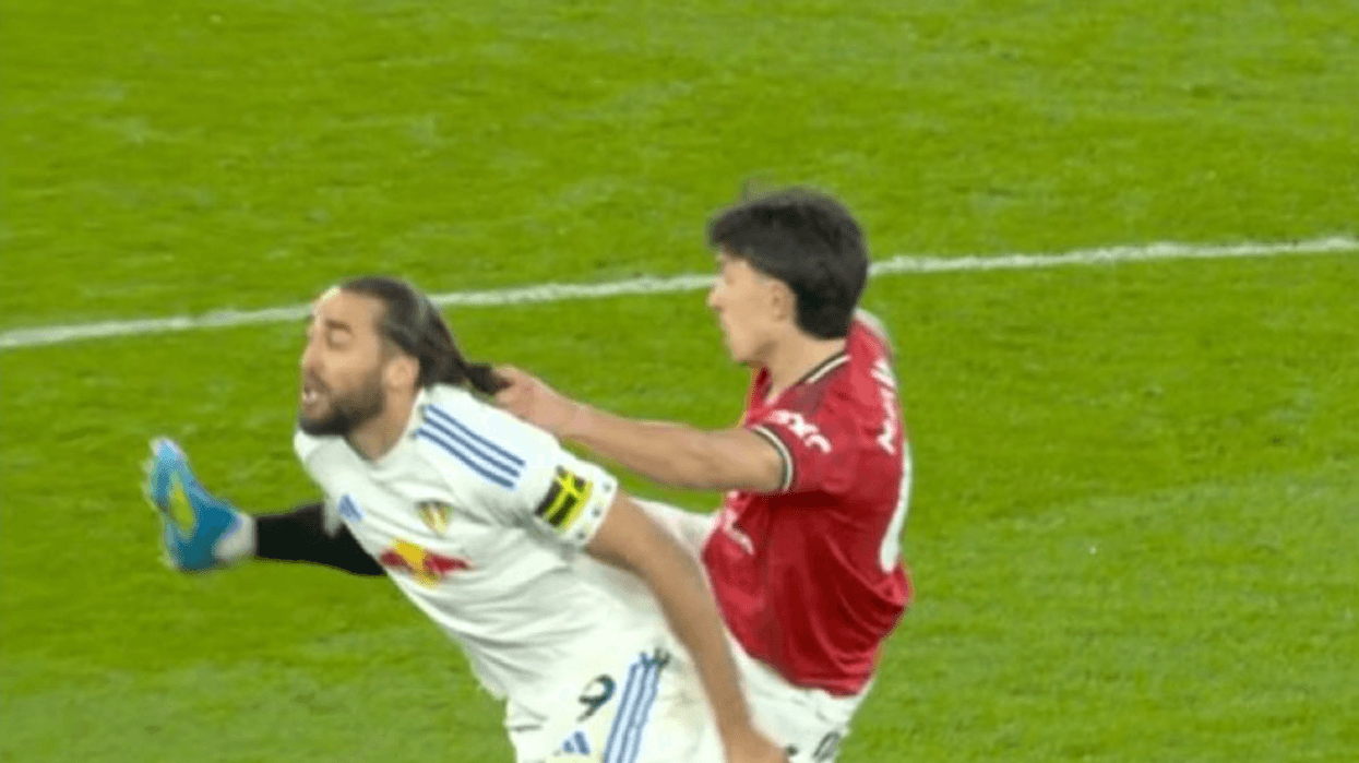 A keni parë karton të kuq si ky? Mbrojtësi i Man Utd u përjashtua sepse i tërhoqi flokët kundërshtarit A keni parë karton të kuq si ky? Mbrojtësi i Man Utd u përjashtua sepse i tërhoqi flokët kundërshtarit
