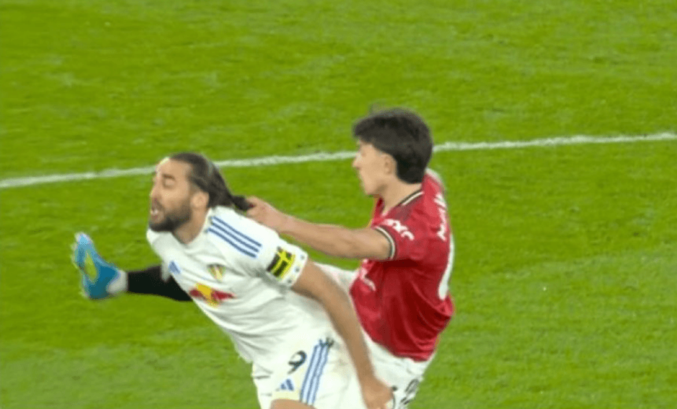 A keni parë karton të kuq si ky? Mbrojtësi i Man Utd u përjashtua sepse i tërhoqi flokët kundërshtarit