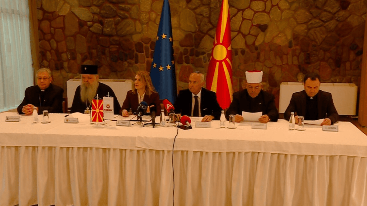 Krerët e bashkësive fetarë në Maqedoni dënojnë tentativën për djegien e sinagogës në Shkup Krerët e bashkësive fetarë në Maqedoni dënojnë tentativën për djegien e sinagogës në Shkup