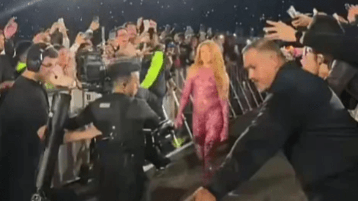 Shakira kritikohet për videon nga koncerti, injoroi kameramanin që u rrëzua para syve të saj