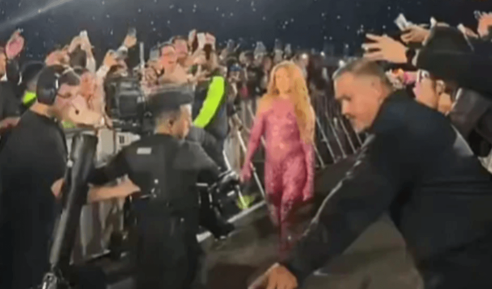 Shakira kritikohet për videon nga koncerti, injoroi kameramanin që u rrëzua para syve të saj