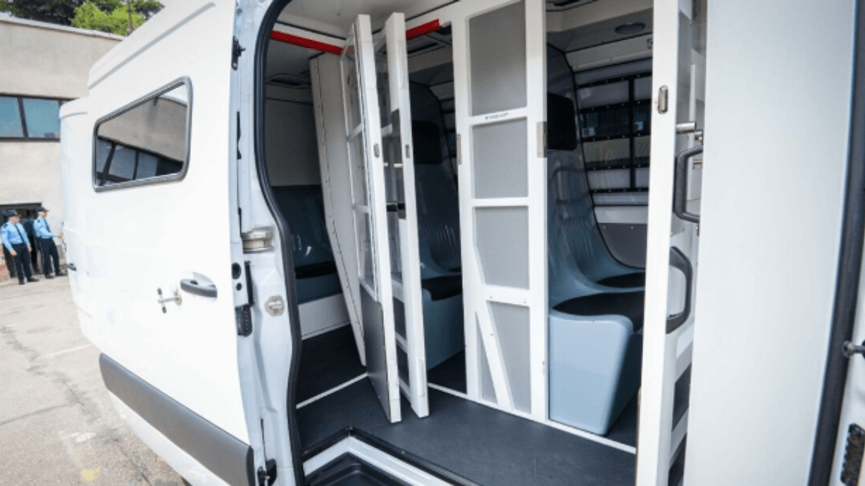 Maqedonia pranon nga Holanda furgonë të specializuar për transportin e të burgosurve dhe emigrantëve