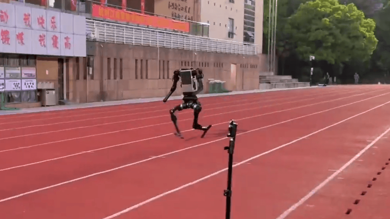 A po thyhet rekordi i Usain Bolt? Pamje të robotit humanoid që tronditin rrjetin