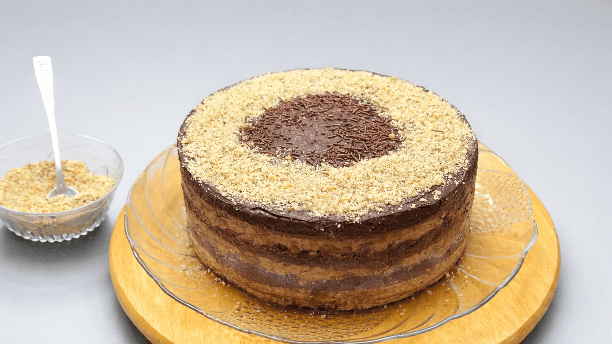 Torta më e kërkuar pa vezë e qumësht: E pasur me kremra dhe arra, shije që s’harrohet