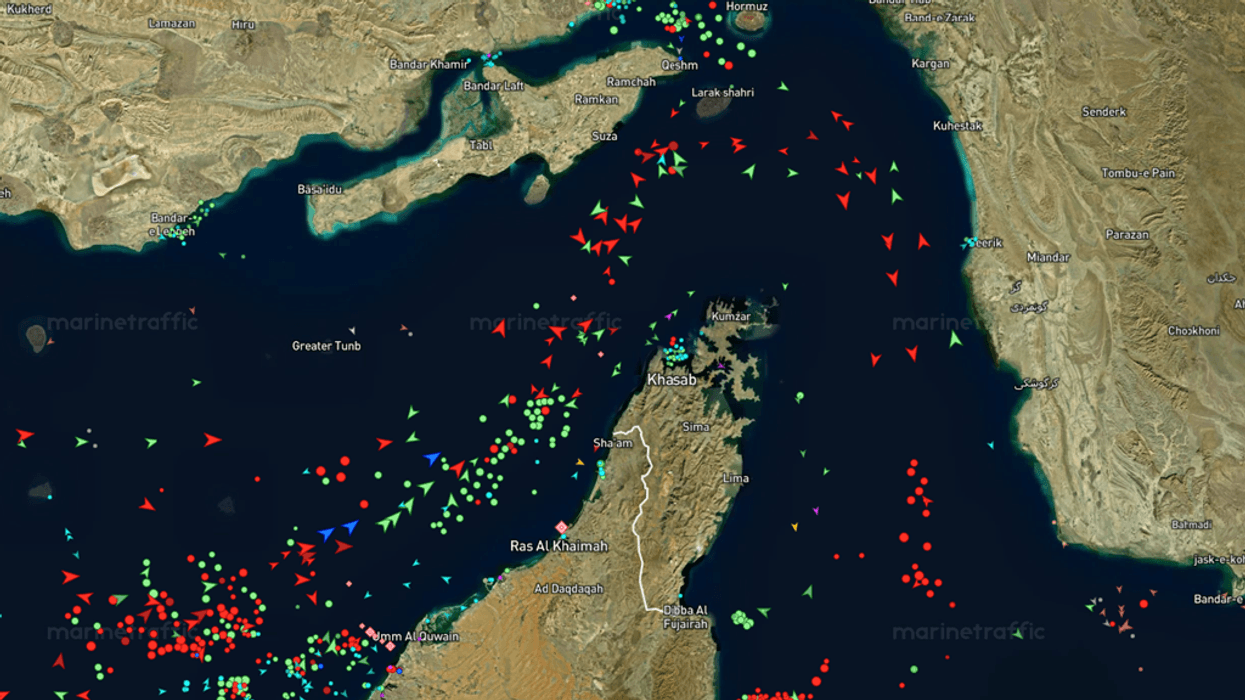 Pasi SHBA-ja ndaloi 21 anije, Irani mbyll Ngushticën e Hormuzit