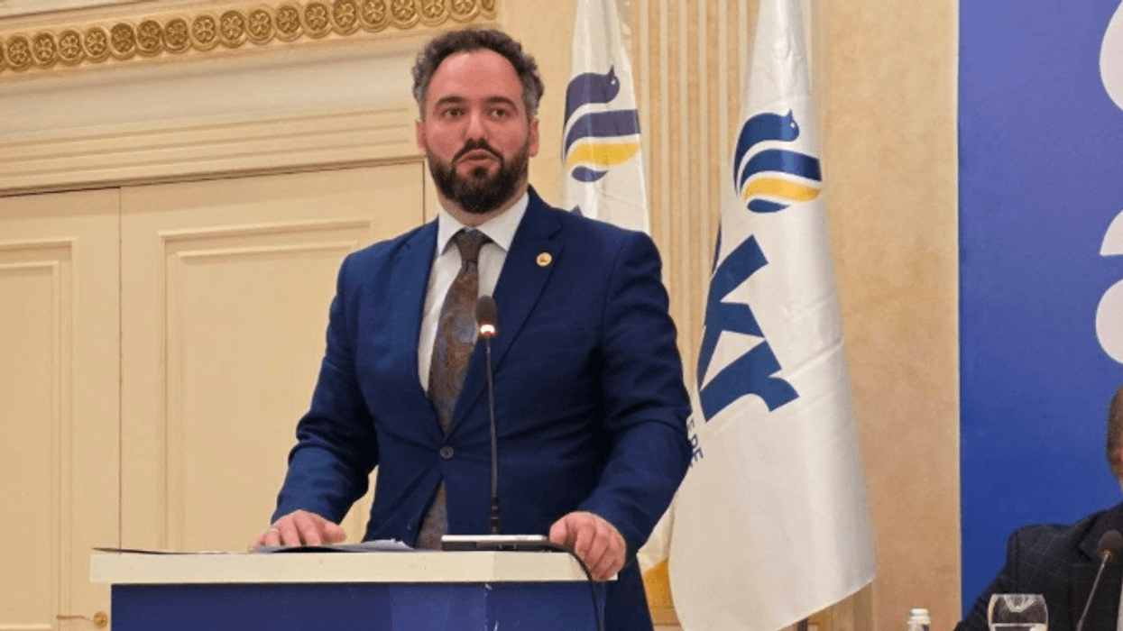 Emir Abrashi zgjidhet kryetar i ri i AKR-së, Behgjet Pacolli emërohet President Emeritus Emir Abrashi zgjidhet kryetar i ri i AKR-së, Behgjet Pacolli emërohet President Emeritus