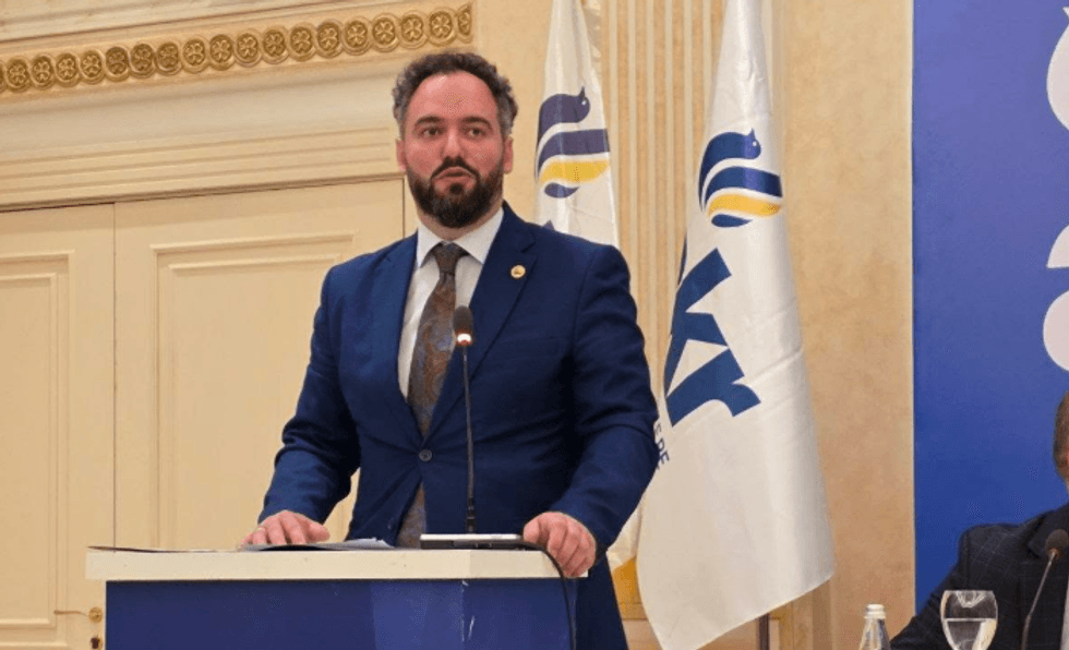 Emir Abrashi zgjidhet kryetar i ri i AKR-së, Behgjet Pacolli emërohet President Emeritus