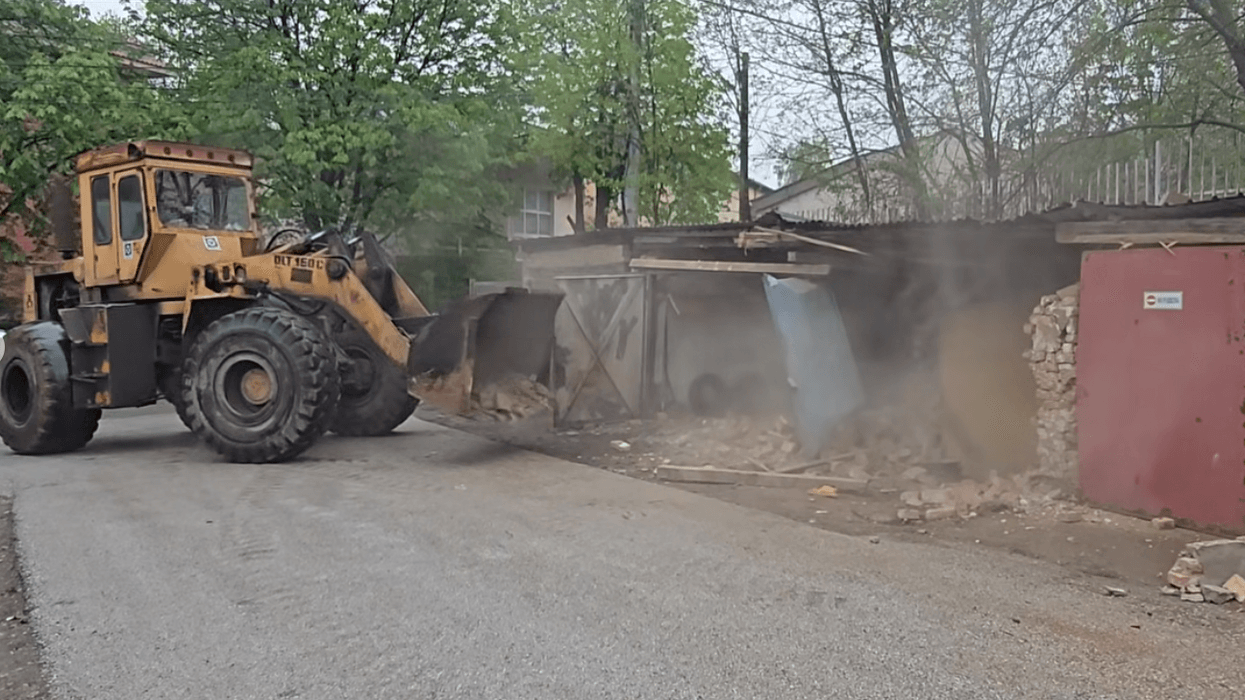 Mbi 20 garazha, fillon lirimi dhe rrënimi i objekteve pa leje në pronë të Trepçës në veri të Mitrovicës