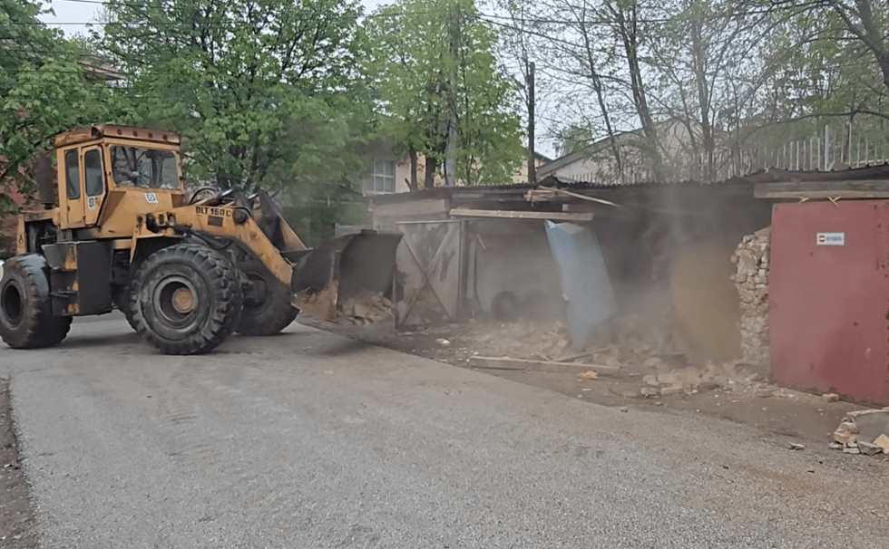 Mbi 20 garazha, fillon lirimi dhe rrënimi i objekteve pa leje në pronë të Trepçës në veri të Mitrovicës