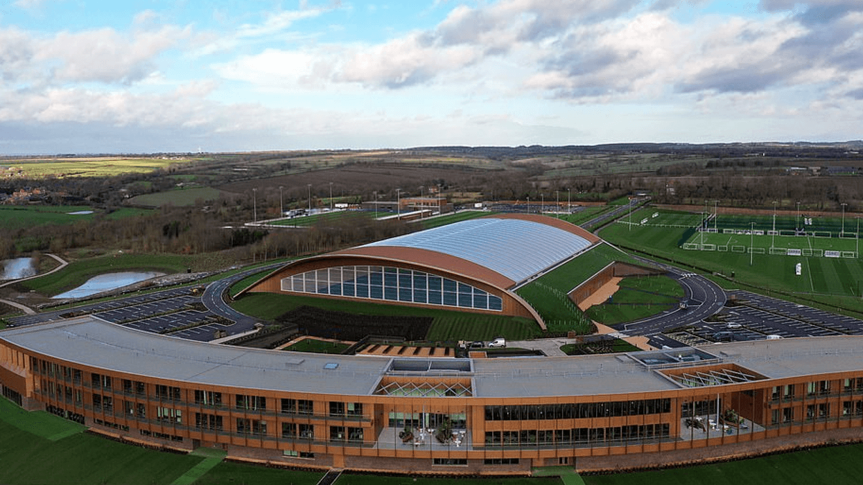 Ata ranë në ligën e tretë angleze – por stërviten në një kamp super modern prej 100 milionë eurosh