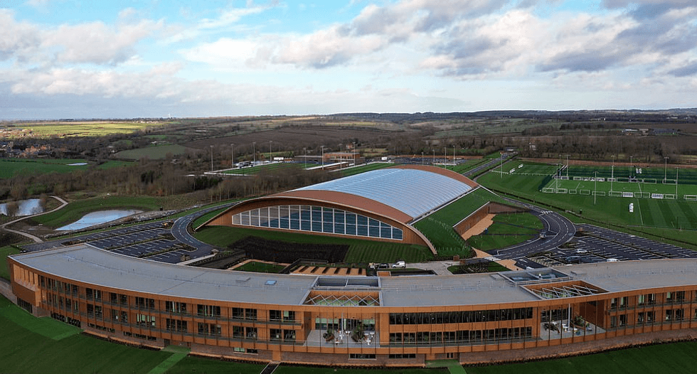 Ata ranë në ligën e tretë angleze – por stërviten në një kamp super modern prej 100 milionë eurosh