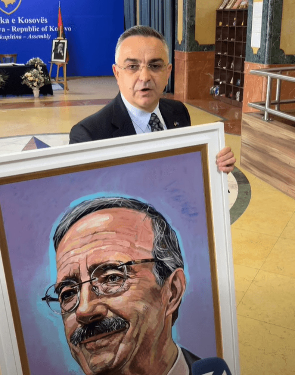 Tahiri vjen me portretin e Eliot Engel në Kuvend: Donim që këtë ditë ta shënonim me një vepër artistike