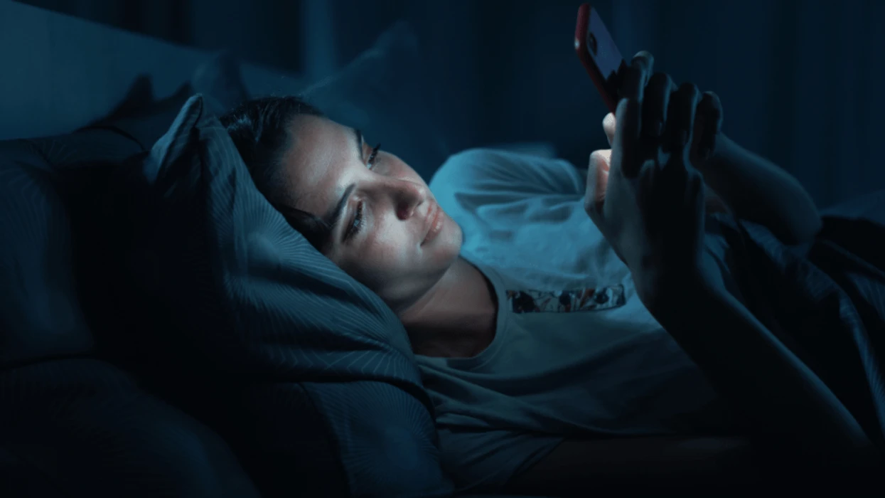Miti i dritës blu: Pse studiuesit po rishikojnë gjithçka që dimë për ekranet dhe gjumin