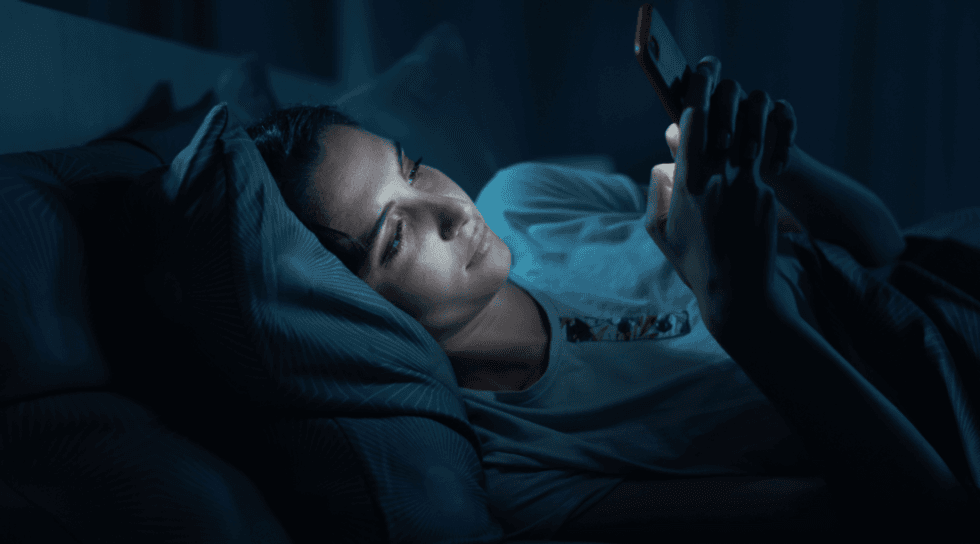 Miti i dritës blu: Pse studiuesit po rishikojnë gjithçka që dimë për ekranet dhe gjumin