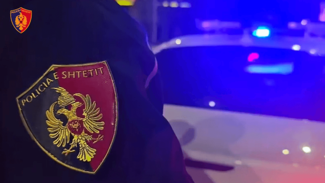 Alarm për bombë në një qendër tregtare në Tiranë, reagon policia Alarm për bombë në një qendër tregtare në Tiranë, reagon policia